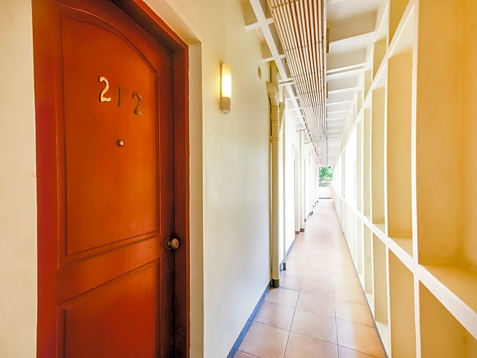 Vaccinated Staff - Capital O 465 Ford's Inn