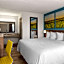 Days Inn & Suites by Wyndham Indianapolis Airport East