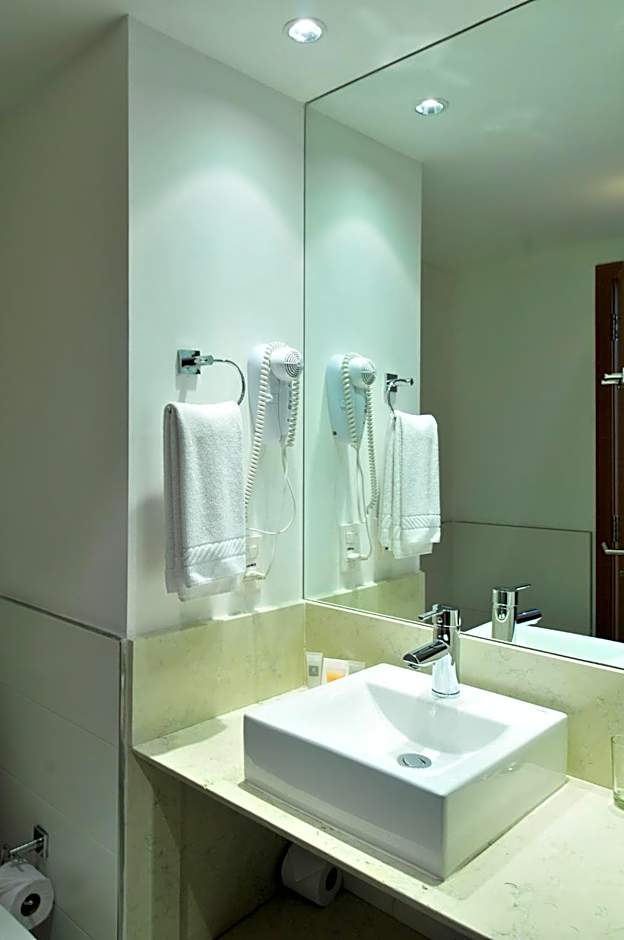 Real Colonia Hotel & Suites