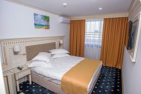Deluxe Room (2 Adults + 1 Child)