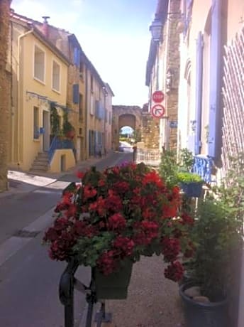 L'AMARILYS chambre d'hôte au coeur du village, terrasse avec vue sur le château