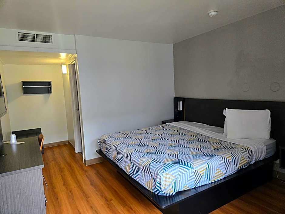 Super 8 by Wyndham Tracy