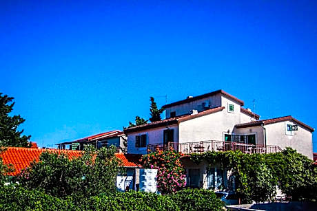 PIROVAC APARTMENTS ***