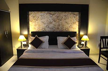 Standard Room with King Bed