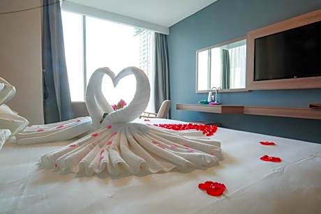 Deluxe Double or Twin Room with Partial Sea View