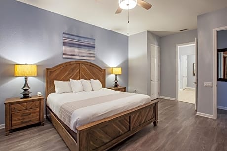 Premium Three-Bedrooms Apartment with Lake View