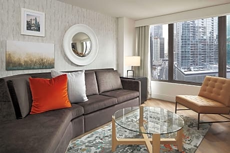 1 Bedroom Corner King Suite W/ Sofabed
