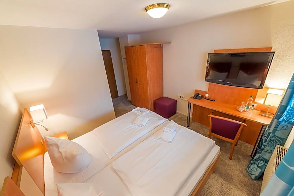 Photo 1 of 6 of Double Room