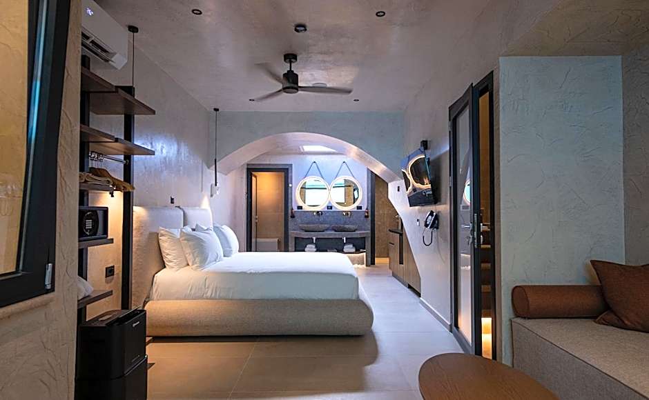 Royal Hotel and Suites