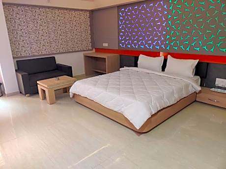 Hotel The Grand Takshak