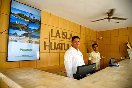 La Isla Huatulco Hotel & Beach Club