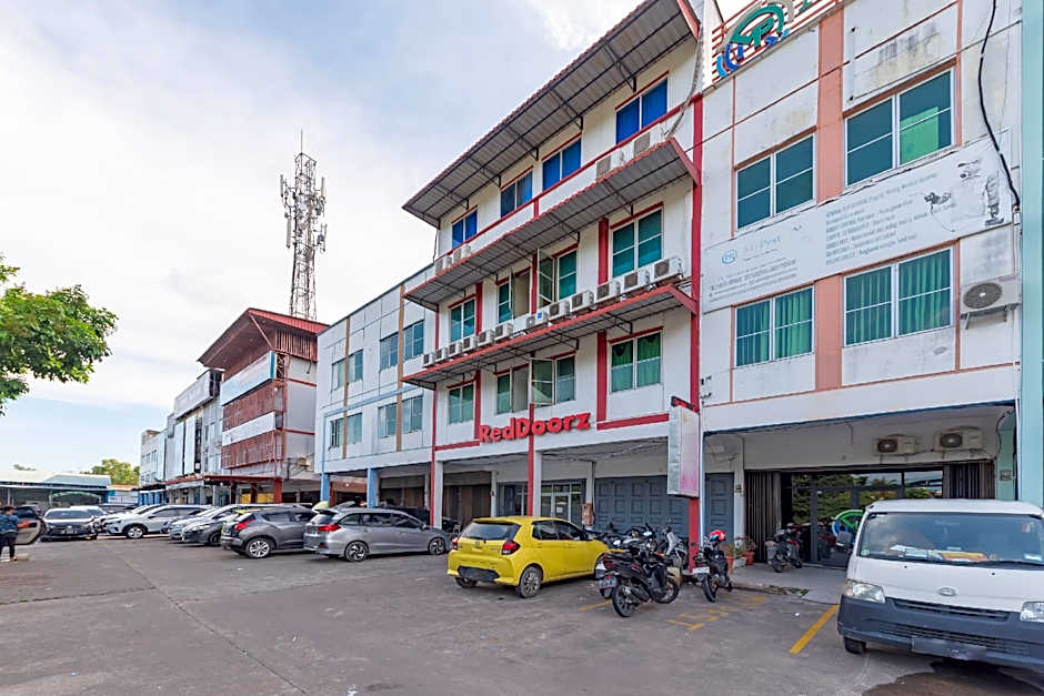 RedDoorz Plus near Kepri Mall