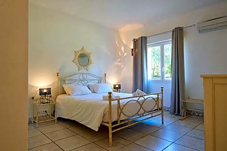 Deluxe Villa with Private Pool and Spa (8 Adults)