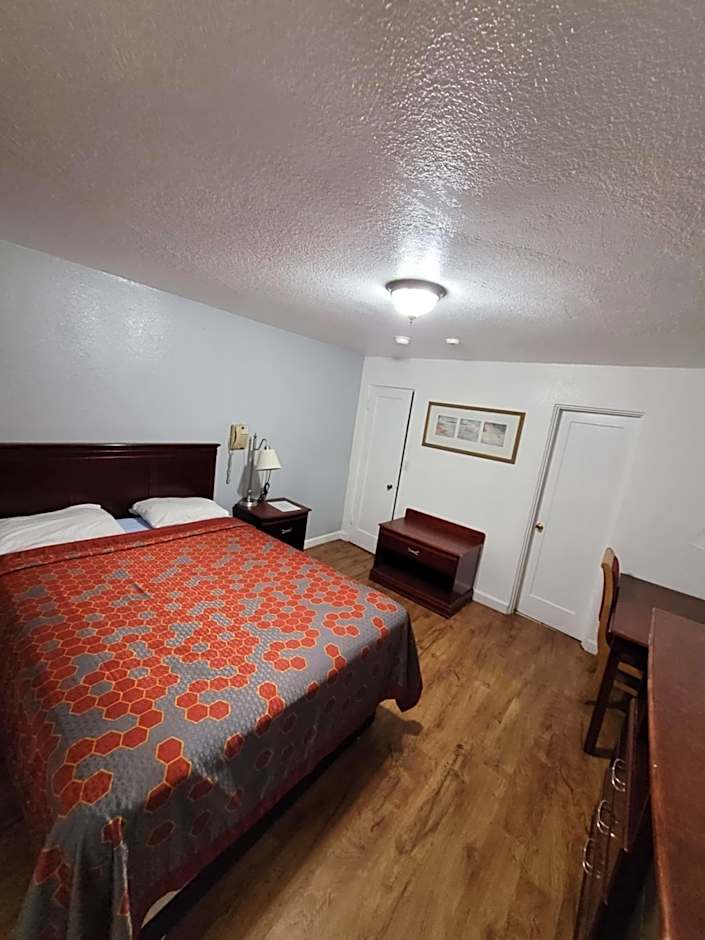 Photo 1 of 8 of 1 Queen Bed