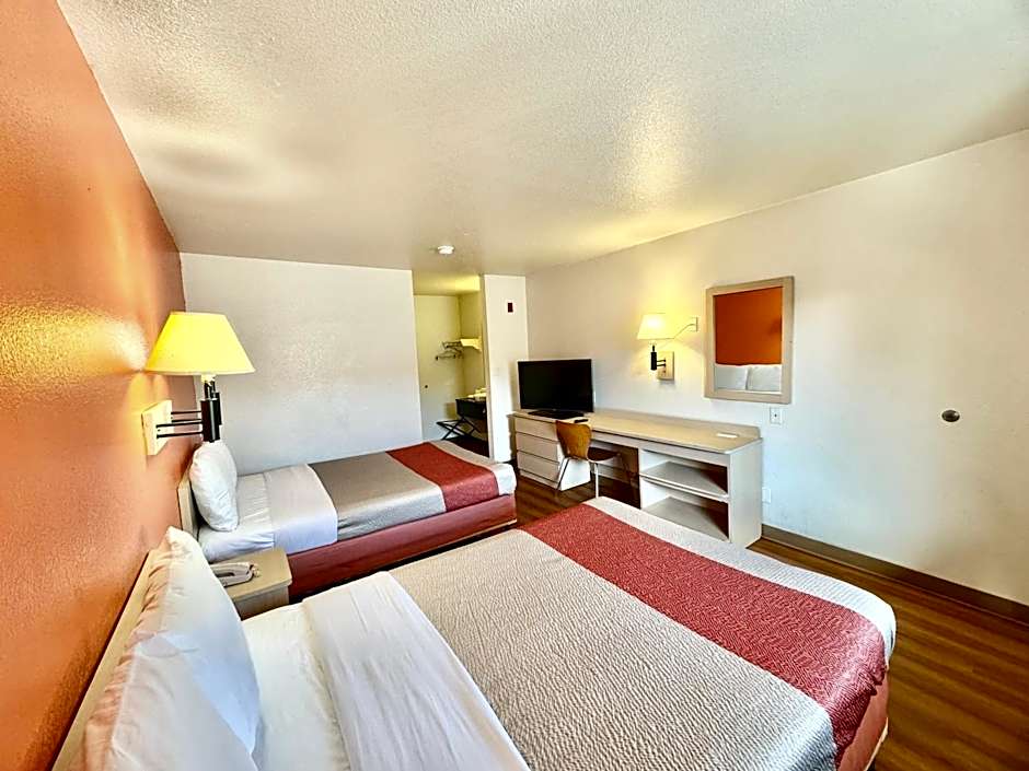 Motel 6-Bellflower, CA - Los Angeles