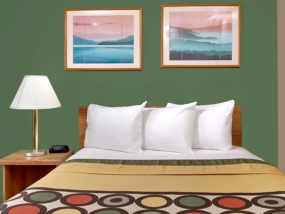 Super 8 by Wyndham Marshall