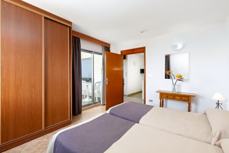 One-Bedroom Apartment with Sea View (3 Adults)