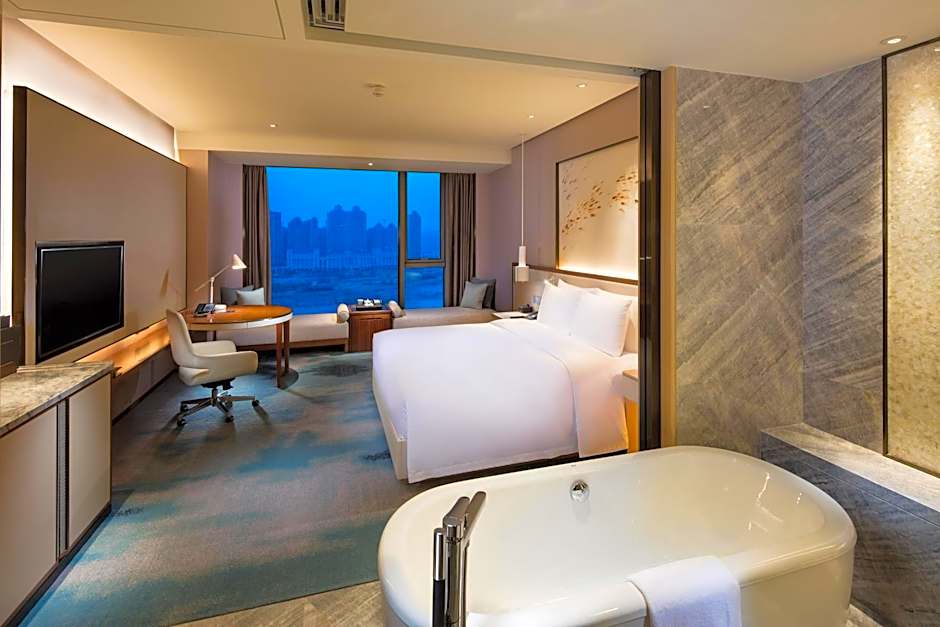 Photo 1 of 4 of 1 King Bed, River View