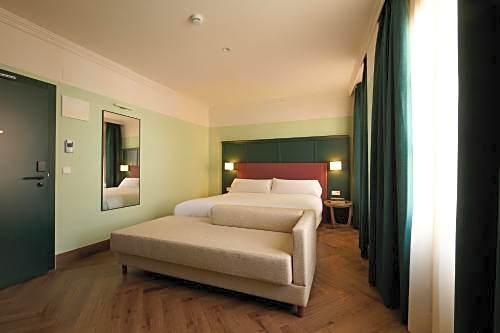 Honest Granada Hotel