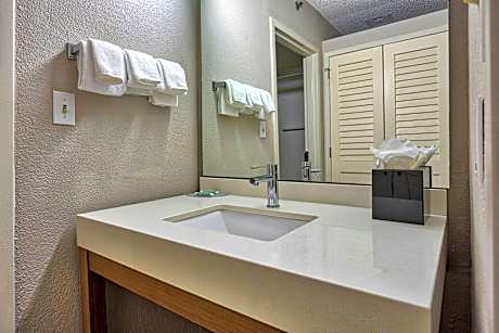 Room, 1 King Bed with Sofa bed (Mobility/Hearing Accessible, Tub) (1 King Bed and 1 Double Sofa Bed)
