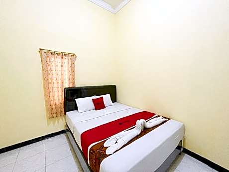 RedDoorz Near Makam Bung Karno Blitar