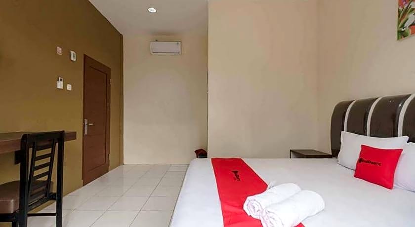 RedDoorz near RS Adam Malik Medan 2