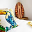 Tropical Oasis - King Beds - Free Netflix & Parking - Fast Wi-Fi