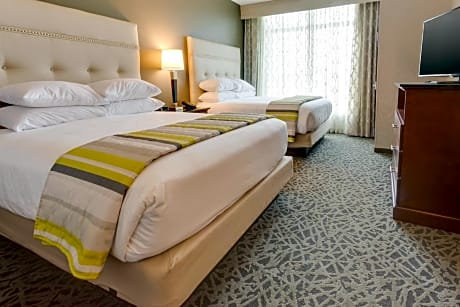 Superior Queen Suite with Sofa Bed - Hearing Accessible, Tub