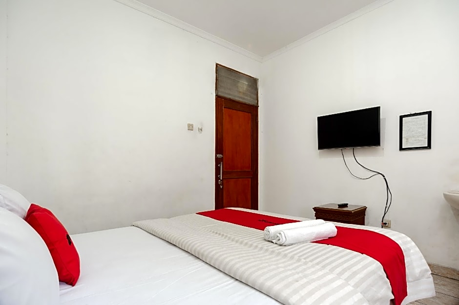 RedDoorz syariah near AEON Mall Tanjung Barat