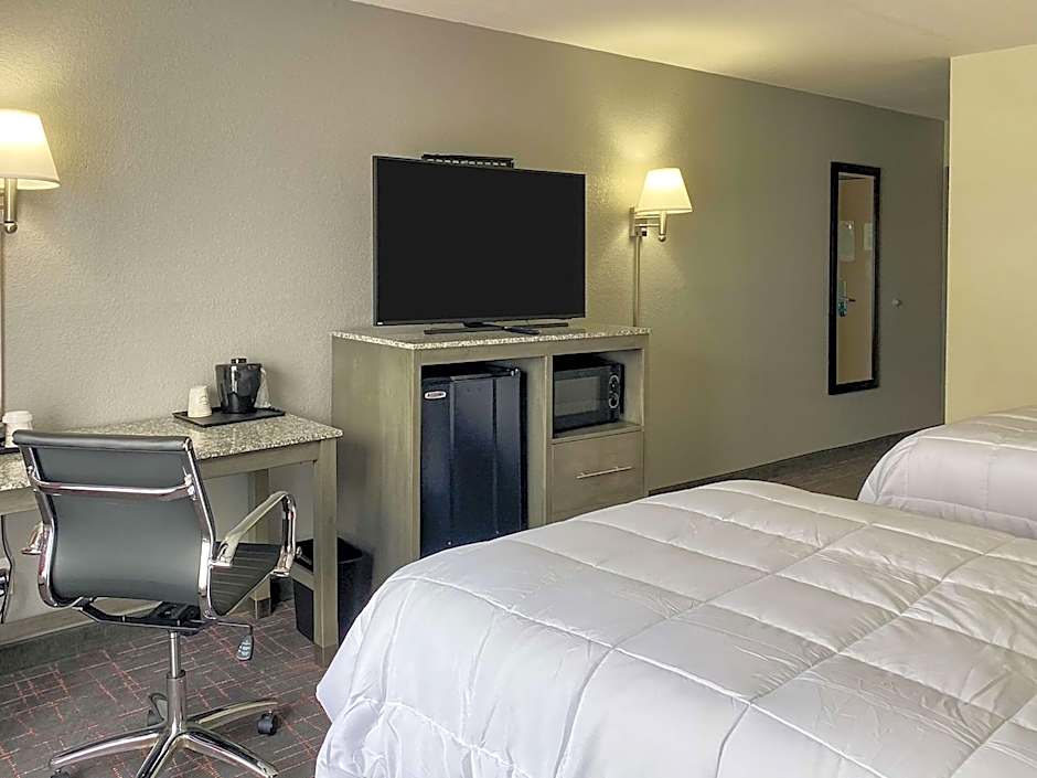 Clarion Pointe - Greensboro Coliseum Area