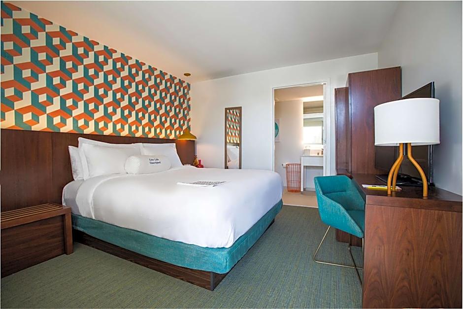Foto 1 daripada 5 — 1 King Bed, Accessible, Roll in Shower, City View