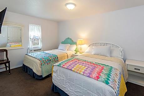 Mark Twain Room with Two Full Beds