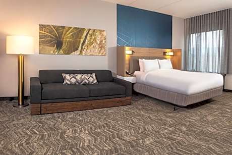 King Suite with Trundle Bed and Adapted Tub - Mobility Accessible
