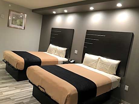 Standard Queen Room with Two Queen Beds - Smoking