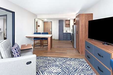 Queen Room with Tub - Communication/Mobility Accessible