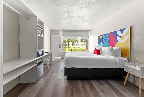King Room with Pool View - Non-Smoking