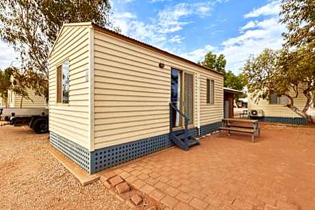 1 Bedroom Family Cabin - Shared Bathroom