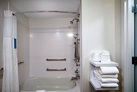 1 King Bed Study-Larger Room-Sofa Bed- Ns