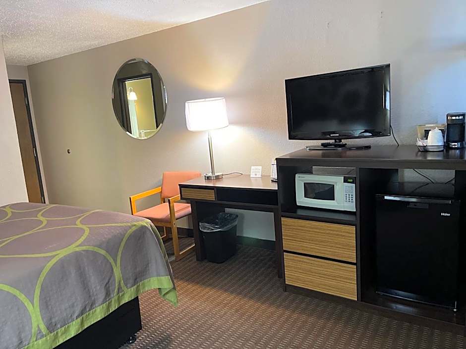 Super 8 by Wyndham Bismarck