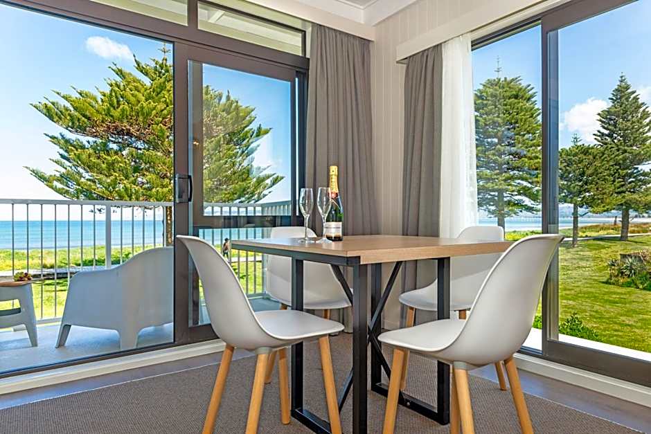 Whispering Sands Beachfront Motel