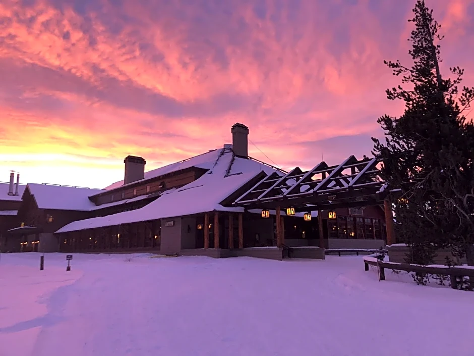 Old Faithful Snow Lodge & Cabins