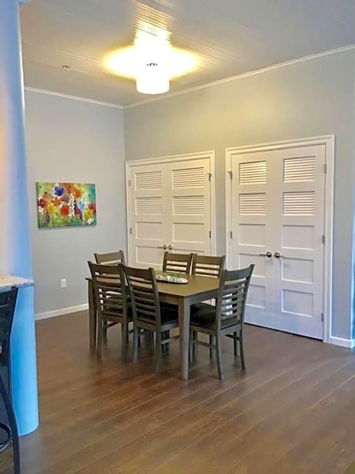 1480Sq ft 2BR 2BA LOFT Downtown KC Historic Build