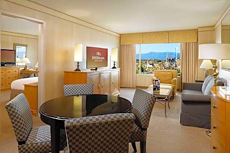 1 King Jr Ste Hearing Accesssible Vis Firealarm/door/phn Alrt 590 Sq Ft- Comp Hi Speed Internet / Sm