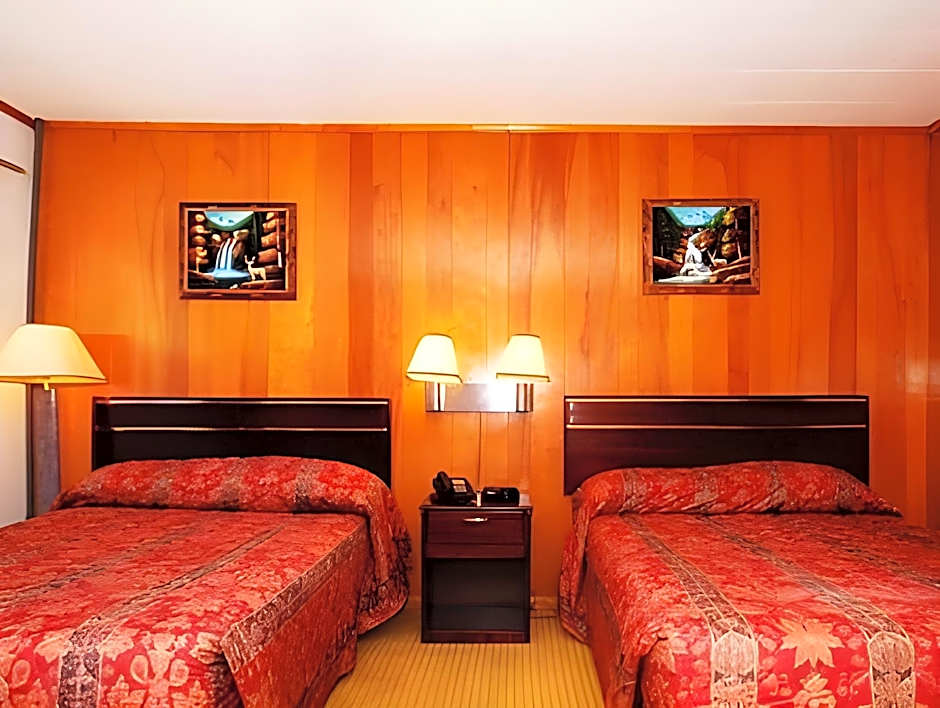 Photo 1 of 4 of 2 Queen Beds, Nonsmoking