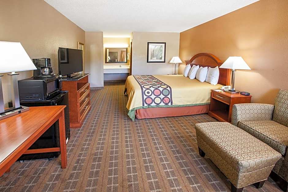 Super 8 by Wyndham Clinton