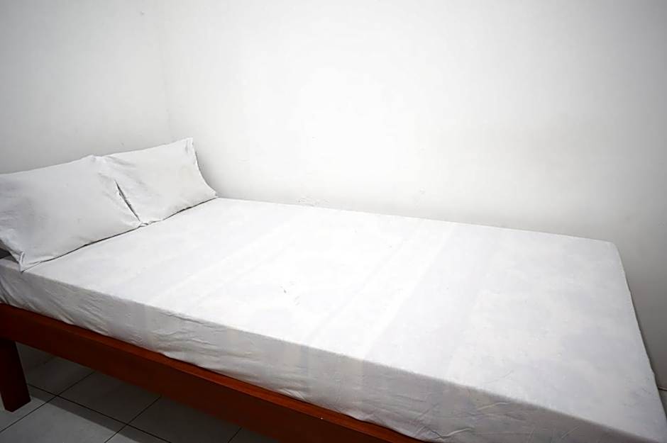 OYO Life 93382 Gajayana Kost Female Only Syariah