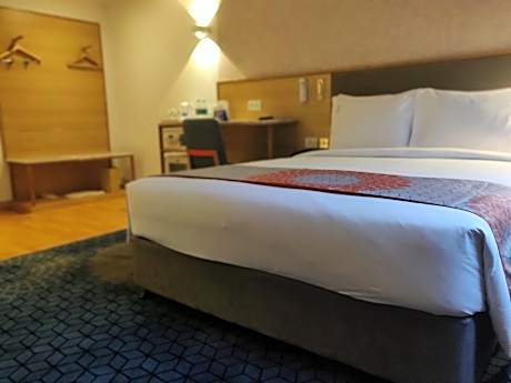1 Queen Bed Standard Accessible with free laundromat