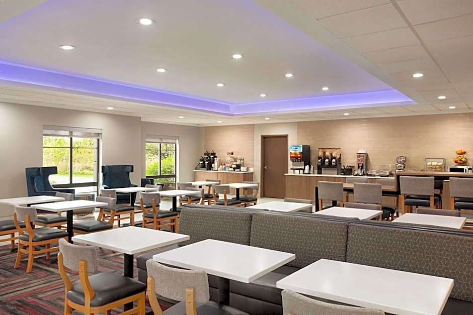 La Quinta Inn & Suites by Wyndham Lackawanna - Buffalo