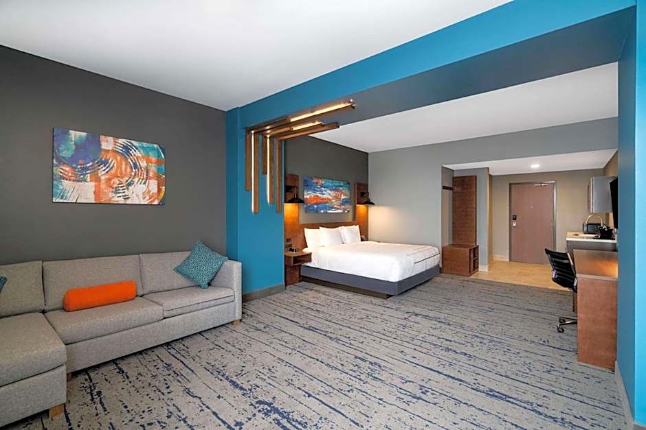 La Quinta Inn & Suites by Wyndham Louisville East