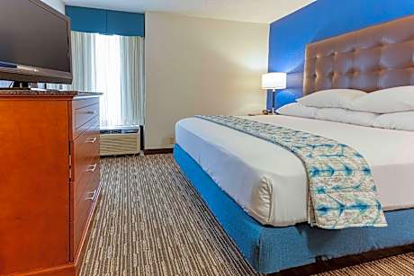1 King Bed, Mobility/Hearing Accessible Room, Bathtub w/ Grab Bars, Non-Smoking